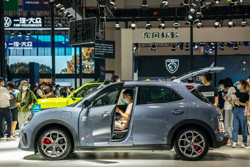 8月4日拍摄的第23届中国（昆明）国际汽车博览会现场 新华图_副本.jpg