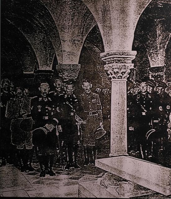 �ڿ����ֱ��Ǳ�ɽ������еĺ���һ��ʯ���ԣ��ɴ�ļ�����ʽ��