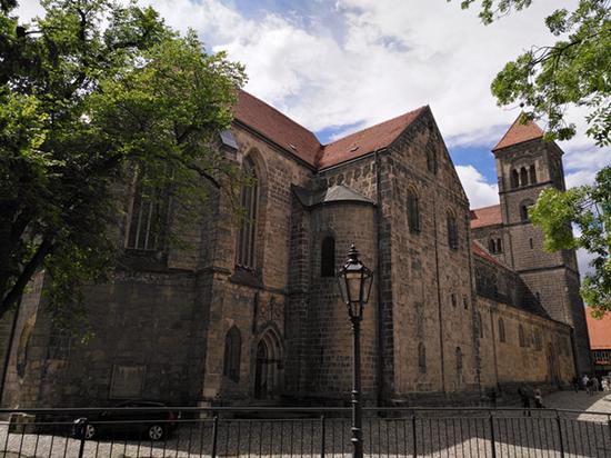 �����ֱ��Ǳ�ɽ�ϵĴ���á��Ǻ���һ��ʯ�׵����ڵء�