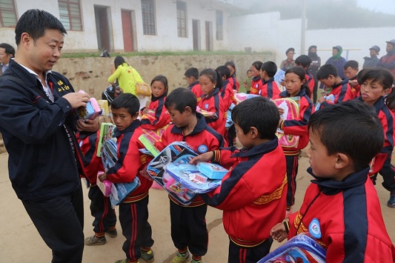 六一儿童节，西昌电力为阿菲老达村村小的孩子们送上节日礼物.JPG