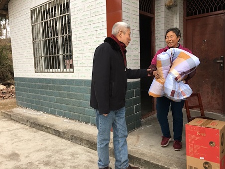 中科信息党委副书记王伟给青岭村29家平困户送棉被和“小太阳”取暖器.JPG