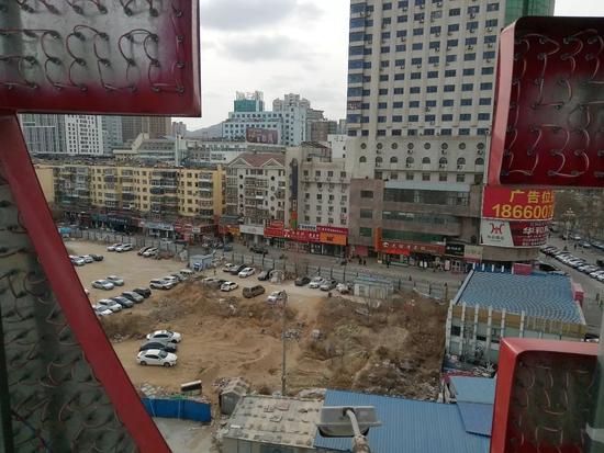 �����߳�����β¥Χ�ǣ���̨�ƽ�ض�����Ŀ��β