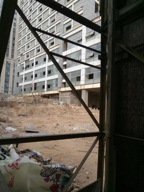 �����߳�����β¥Χ�ǣ���̨�ƽ�ض�����Ŀ��β