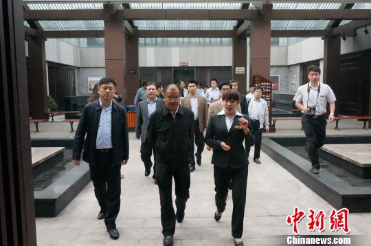 ����һ���ڼ�ɽ���Զ�����������г�������