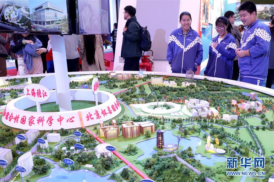 ��ʮ�Ŵ�ʱ�⡤ͼ�Ļ�������4���������룬�ܽ����������ԡ����·ܽ������ꡱ���ͳɾ�չ�ֳ��ı���