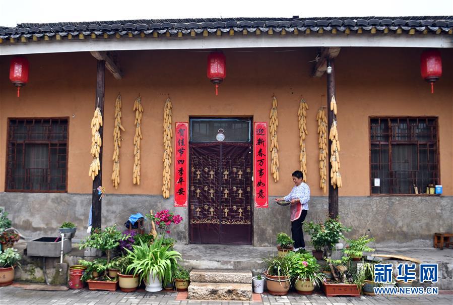 ���»�ȫýͷ�����������ǵ�С�����ͼ�Ļ�������4����ɽ��С��¼ҡ��������ɽ�����ִ��桰����ɽ��ͼ��